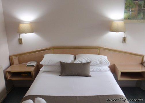Moe Parklands Motel Room photo